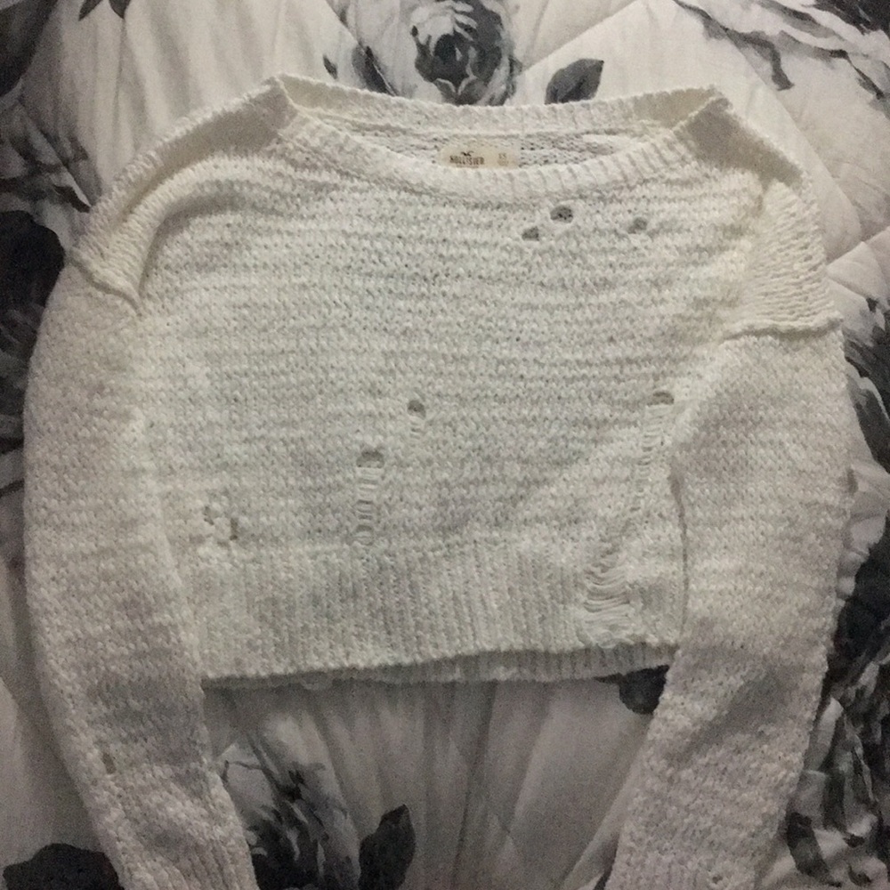Hollister: distressed white sweater